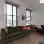 Spacious In Coniston, By Letmestay דירה