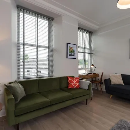 Spacious In Coniston, By Letmestay Apartment